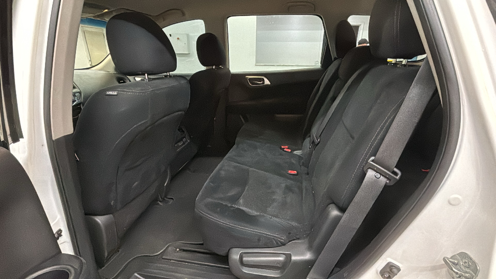 2015 Nissan Pathfinder S 14