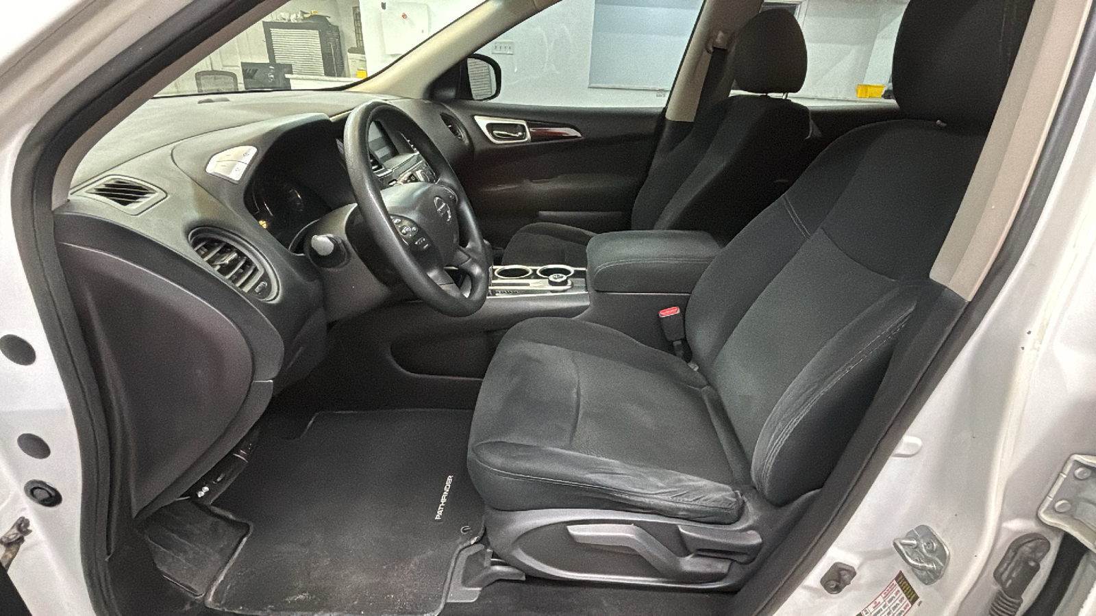 2015 Nissan Pathfinder S 18
