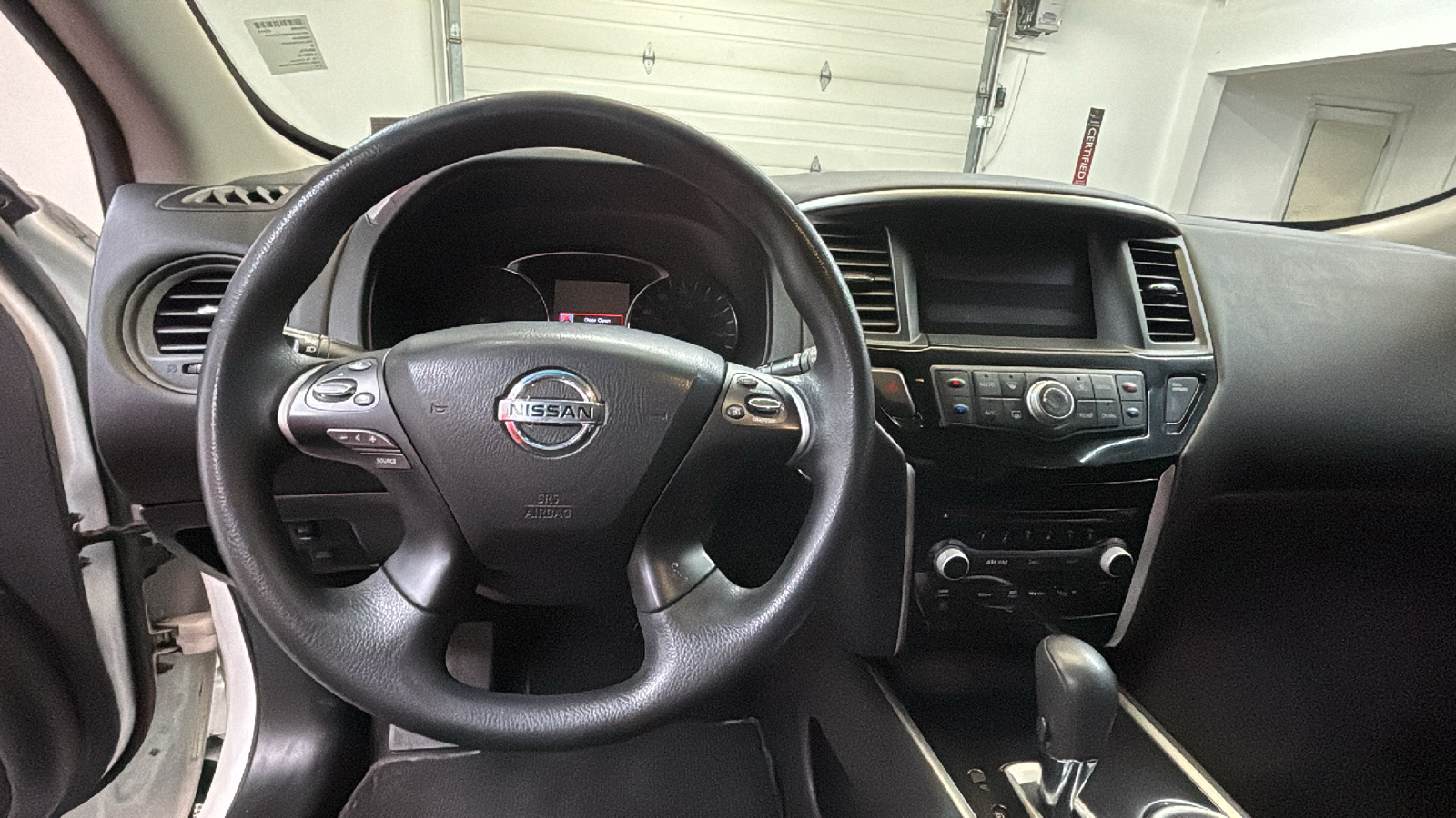 2015 Nissan Pathfinder S 19