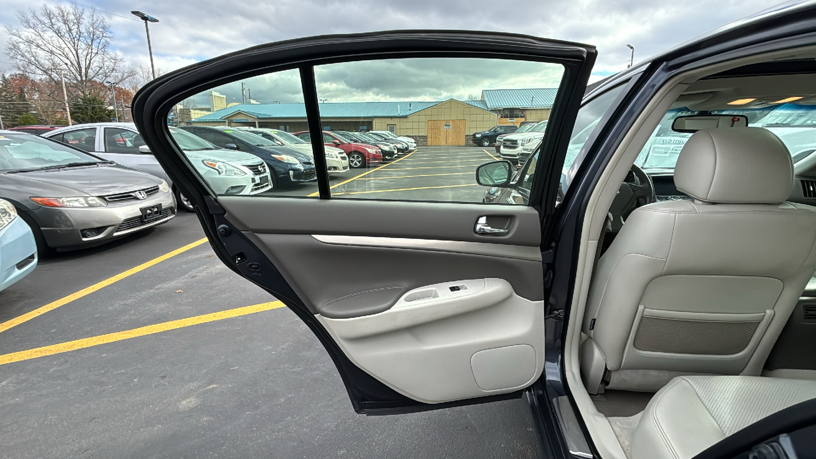 2011 INFINITI G37x X 13