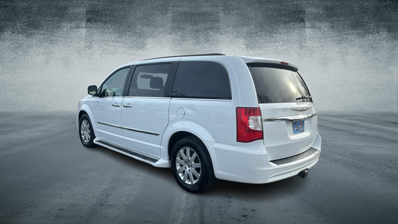 2016 Chrysler Town and Country  3