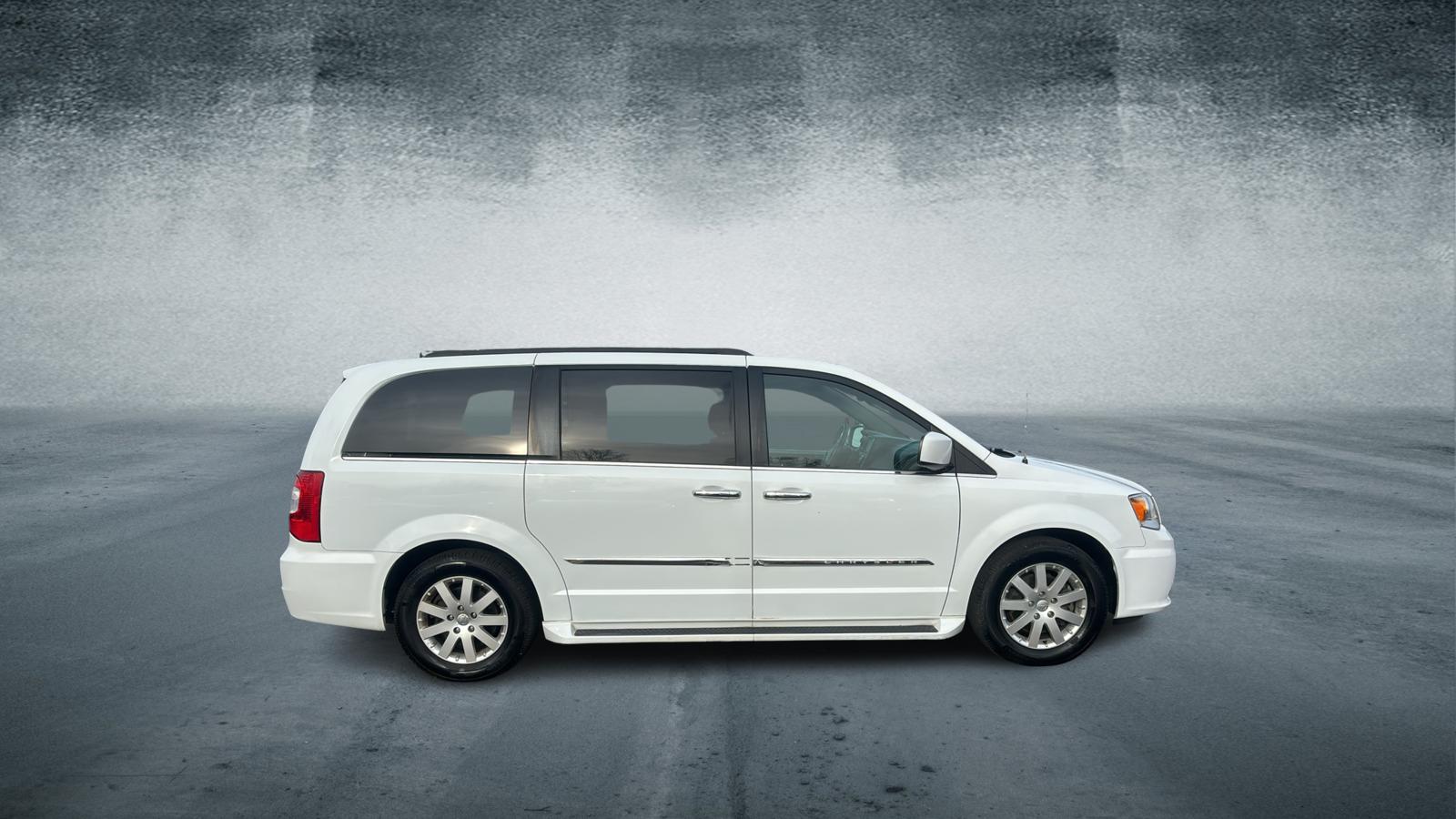 2016 Chrysler Town and Country  6