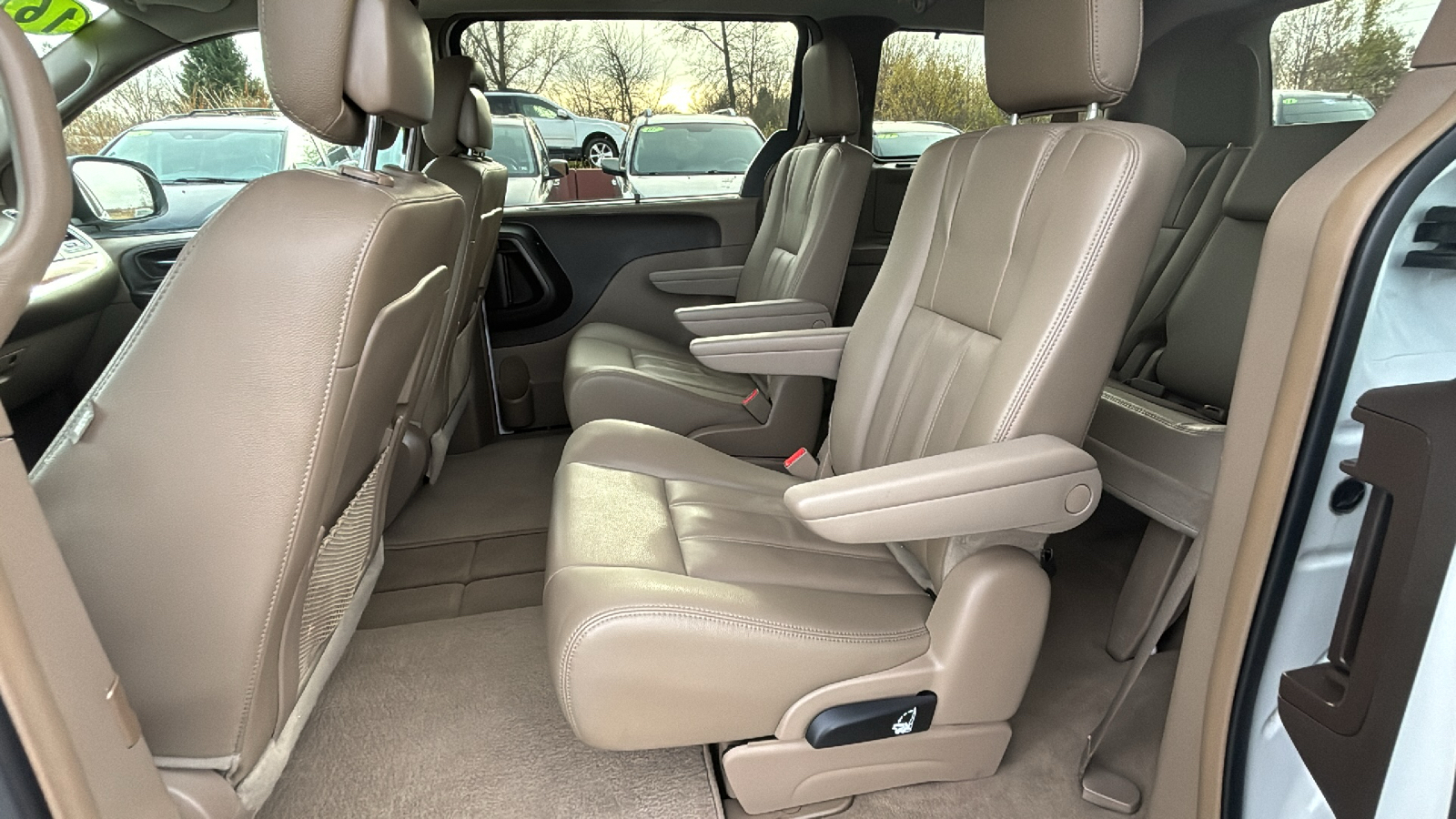 2016 Chrysler Town and Country  13