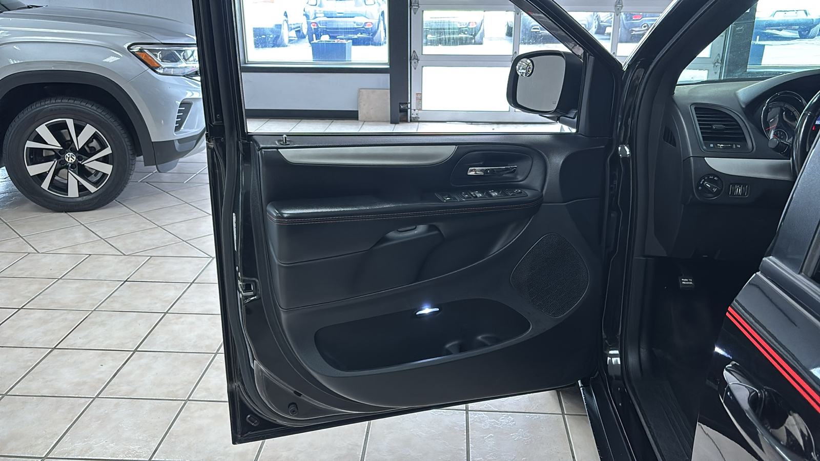 Car Connection Superstore - Used vehicle - Minivan DODGE GRAND CARAVAN 2018