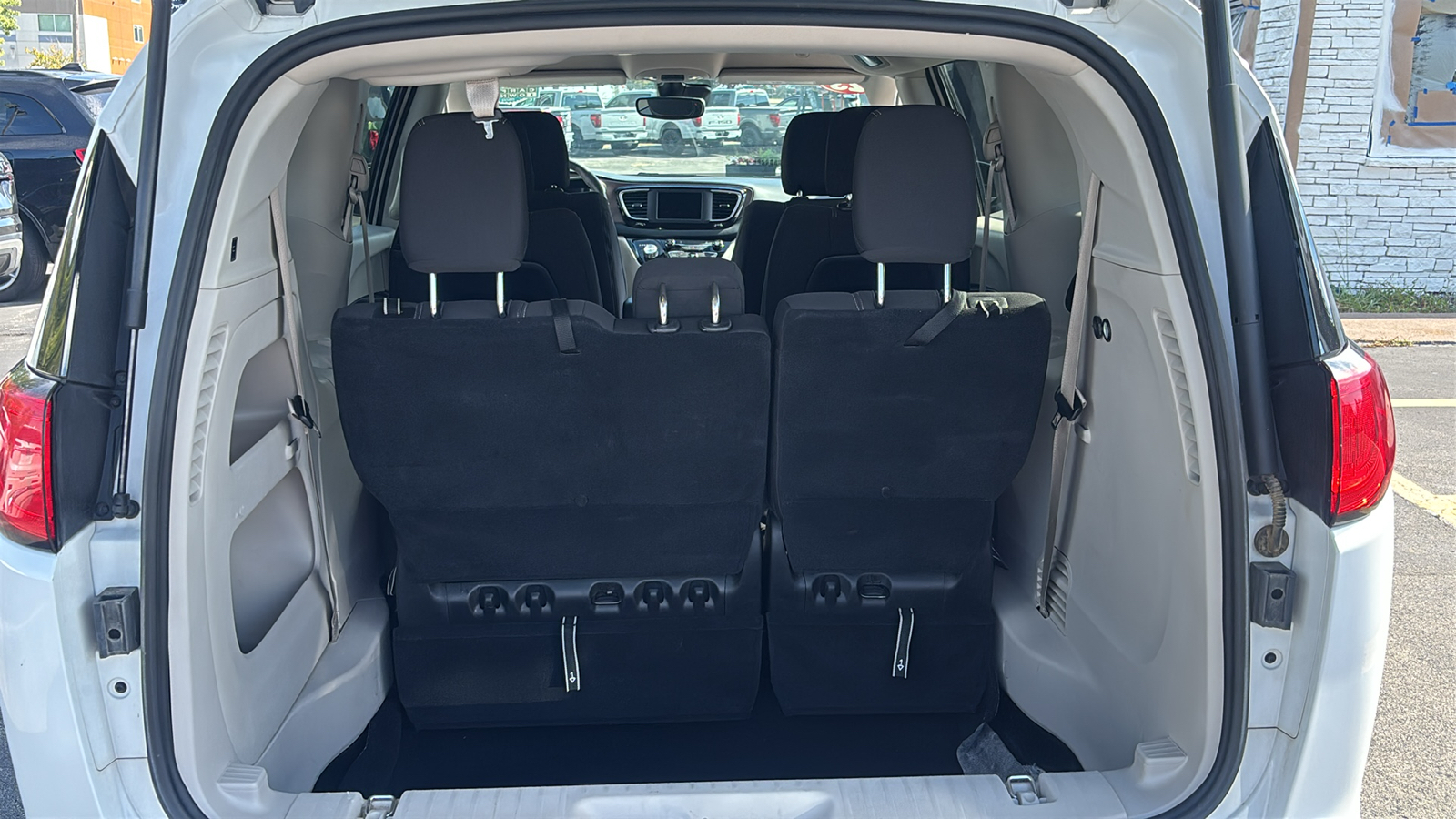 Car Connection Superstore - Used vehicle - MINIVAN CHRYSLER VOYAGER 2023