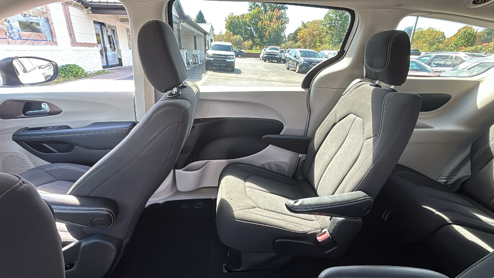 Car Connection Superstore - Used vehicle - MINIVAN CHRYSLER VOYAGER 2023