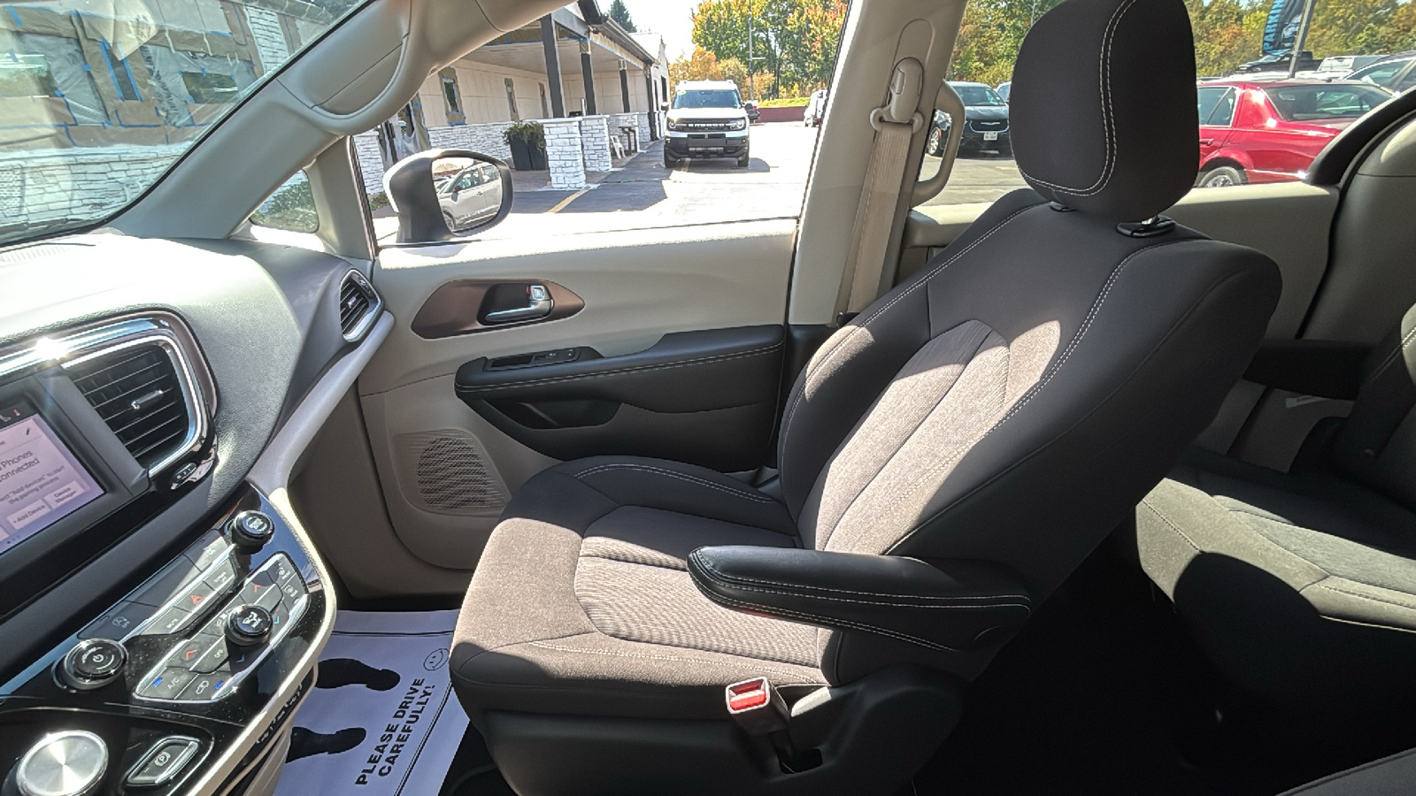 Car Connection Superstore - Used vehicle - MINIVAN CHRYSLER VOYAGER 2023
