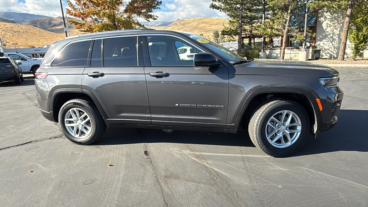 2023 Jeep Grand Cherokee Laredo 2