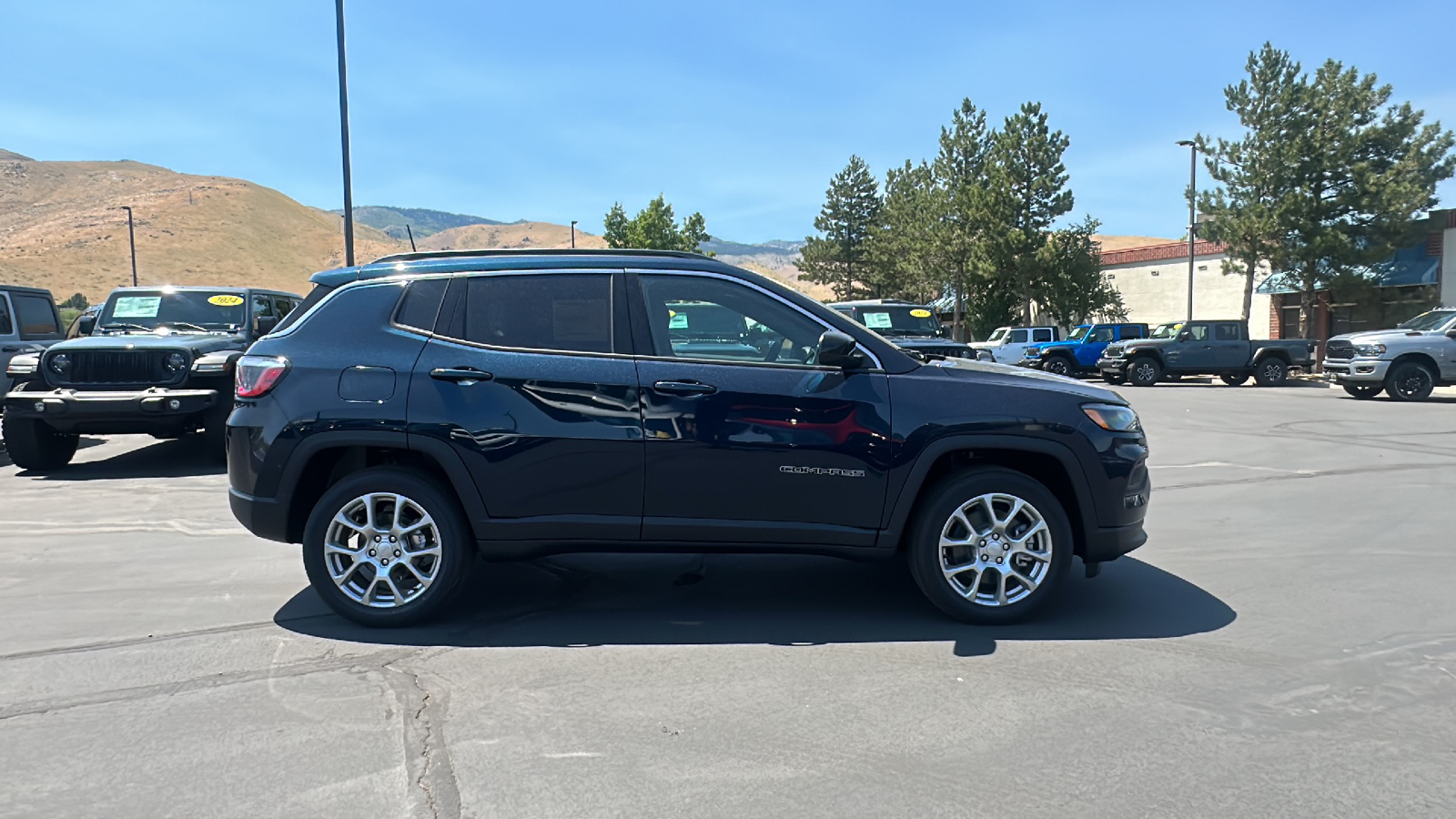 2024 Jeep Compass LATITUDE LUX 4X4 2