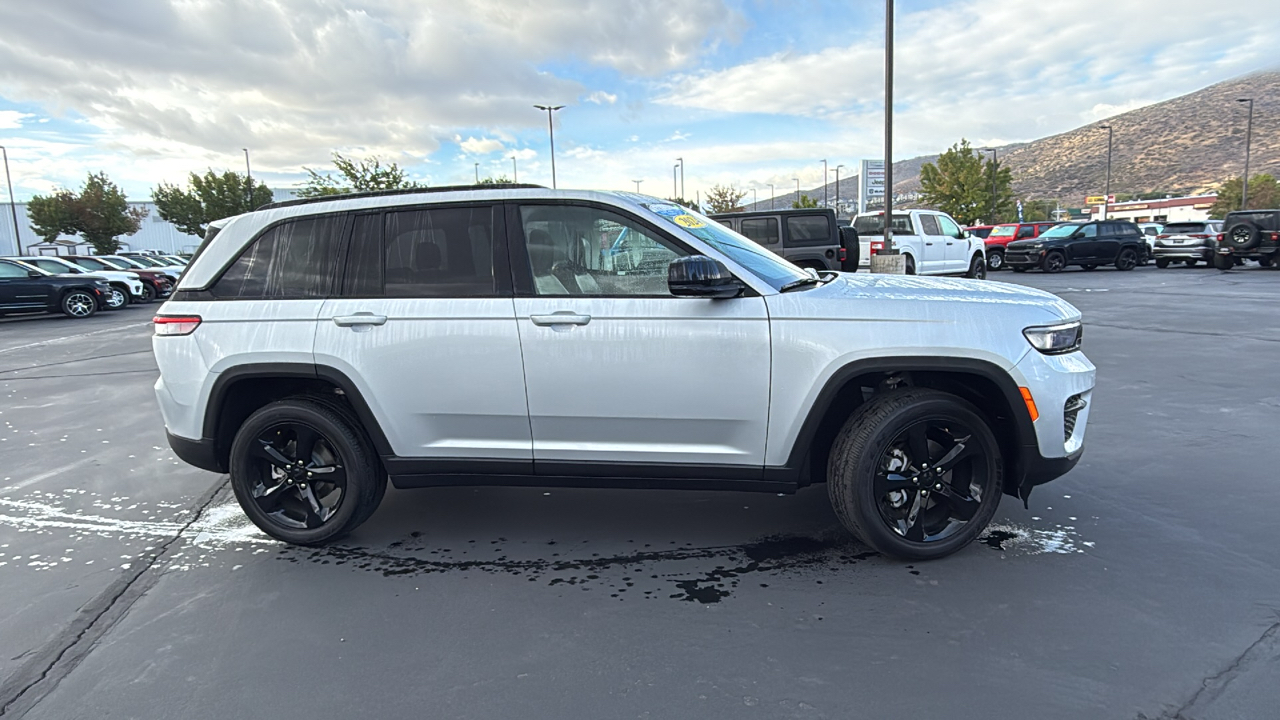 2024 Jeep Grand Cherokee Laredo 2