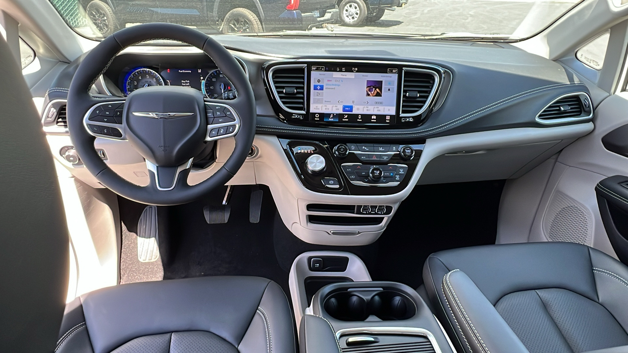 2024 Chrysler Pacifica TOURING L AWD 18