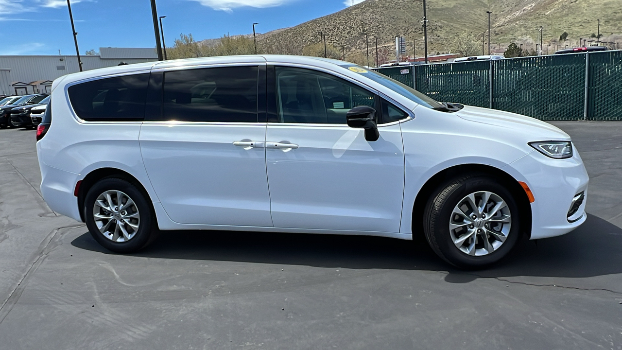 2024 Chrysler Pacifica TOURING L AWD 2