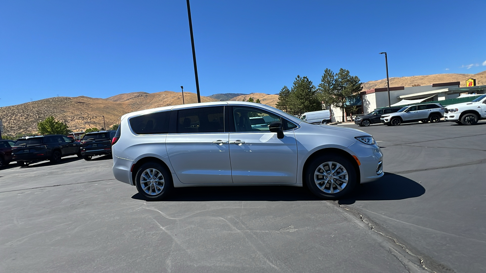 2024 Chrysler Pacifica TOURING L AWD 2