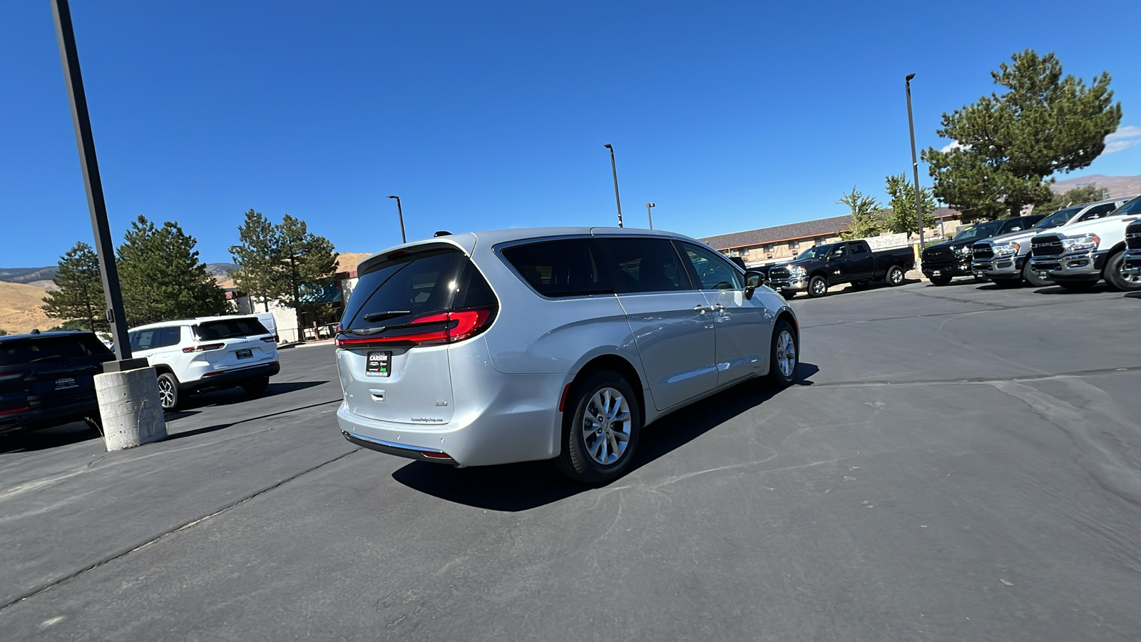 2024 Chrysler Pacifica TOURING L AWD 3