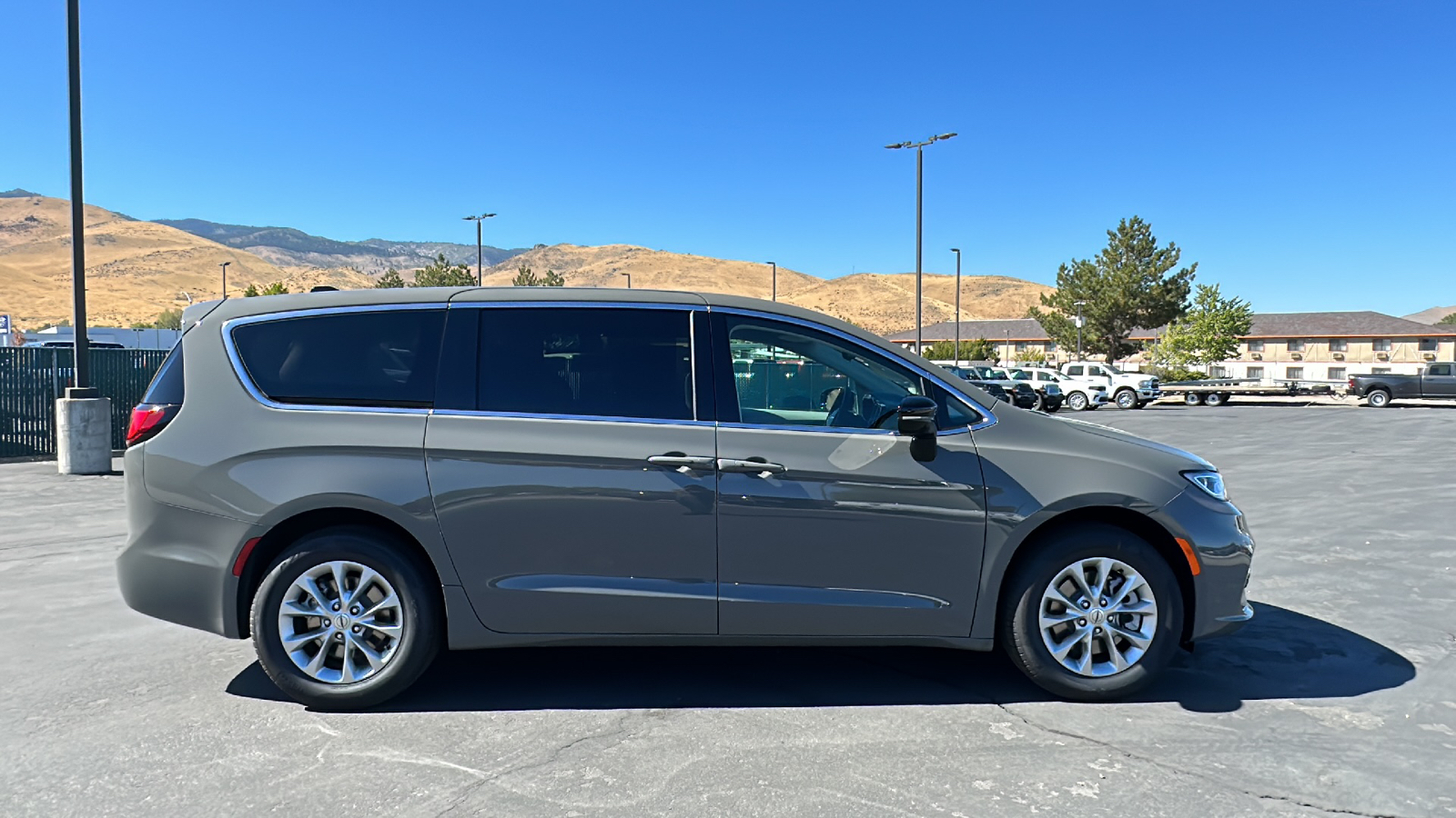 2024 Chrysler Pacifica TOURING L AWD 2