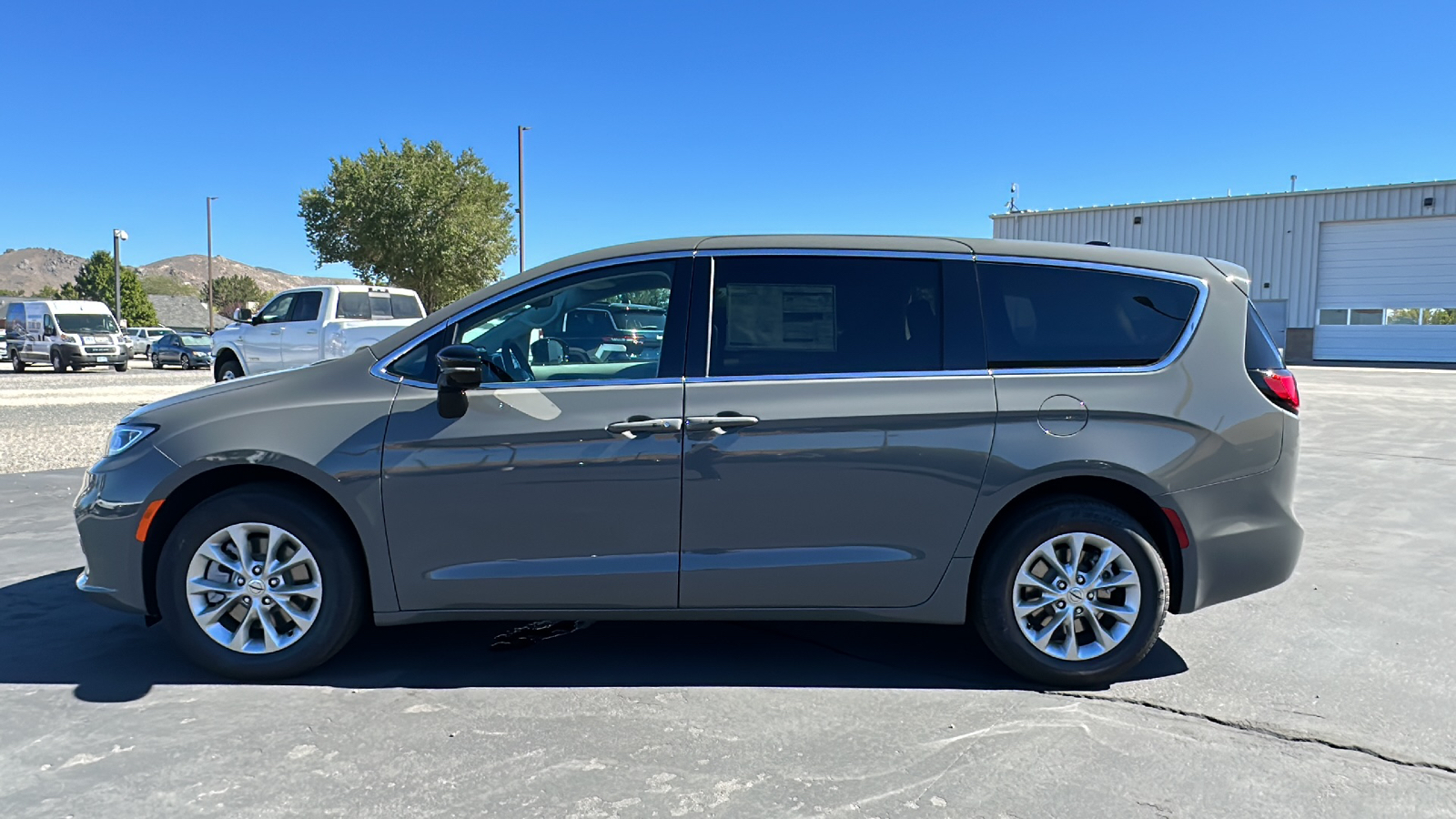 2024 Chrysler Pacifica TOURING L AWD 6