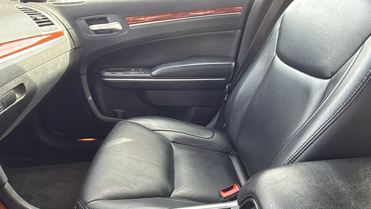 2013 Chrysler 300 Base 24