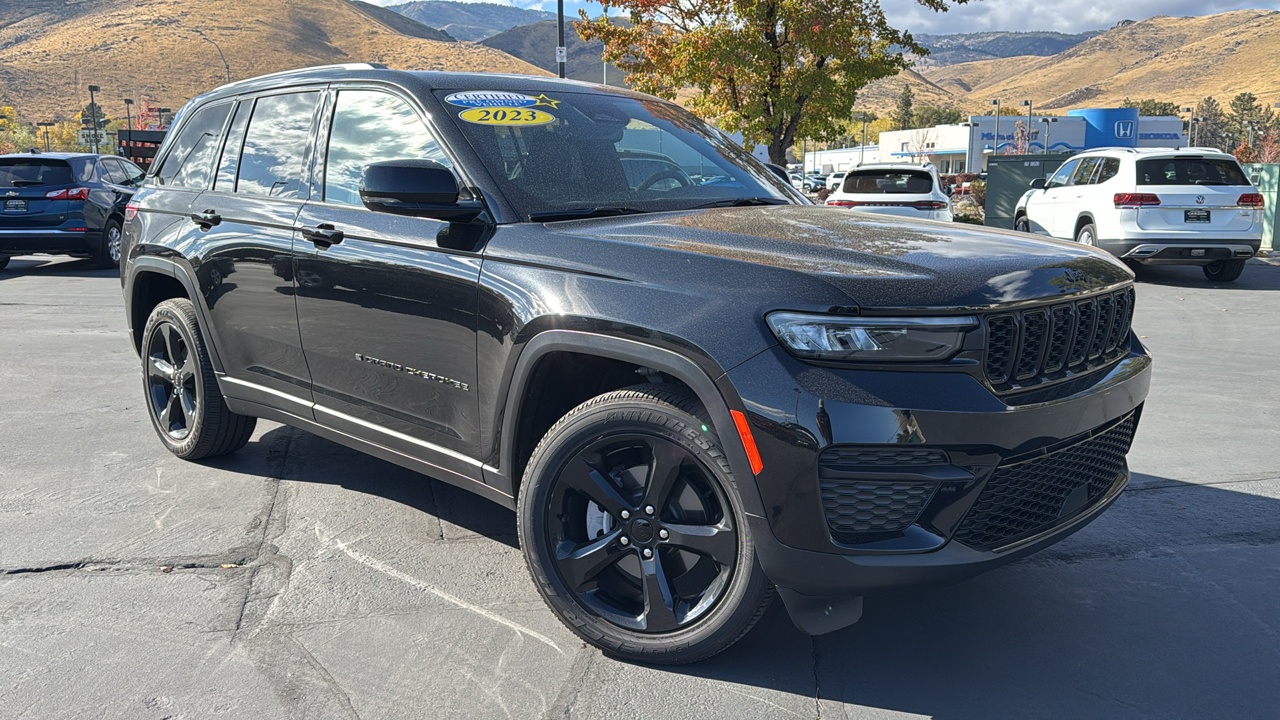 2023 Jeep Grand Cherokee Laredo 1