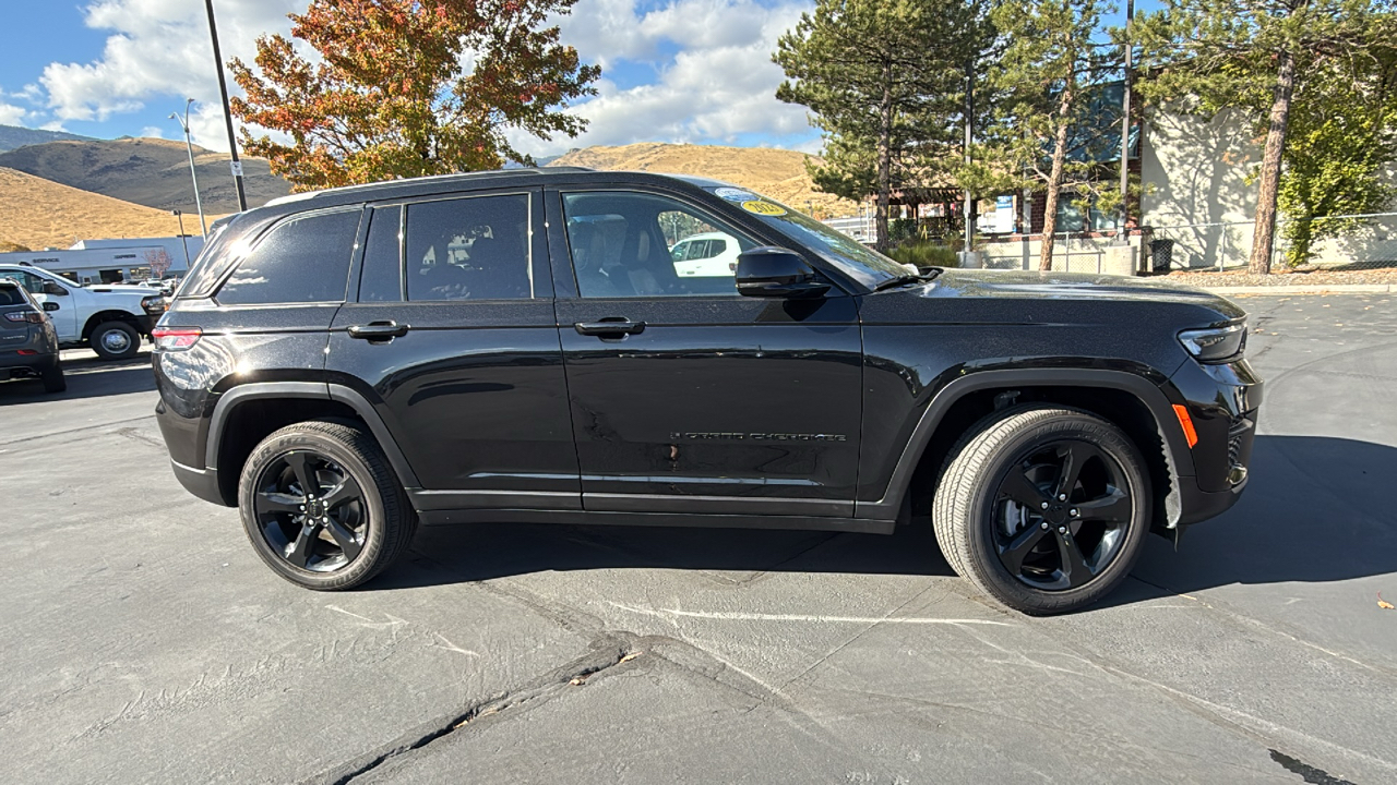 2023 Jeep Grand Cherokee Laredo 2