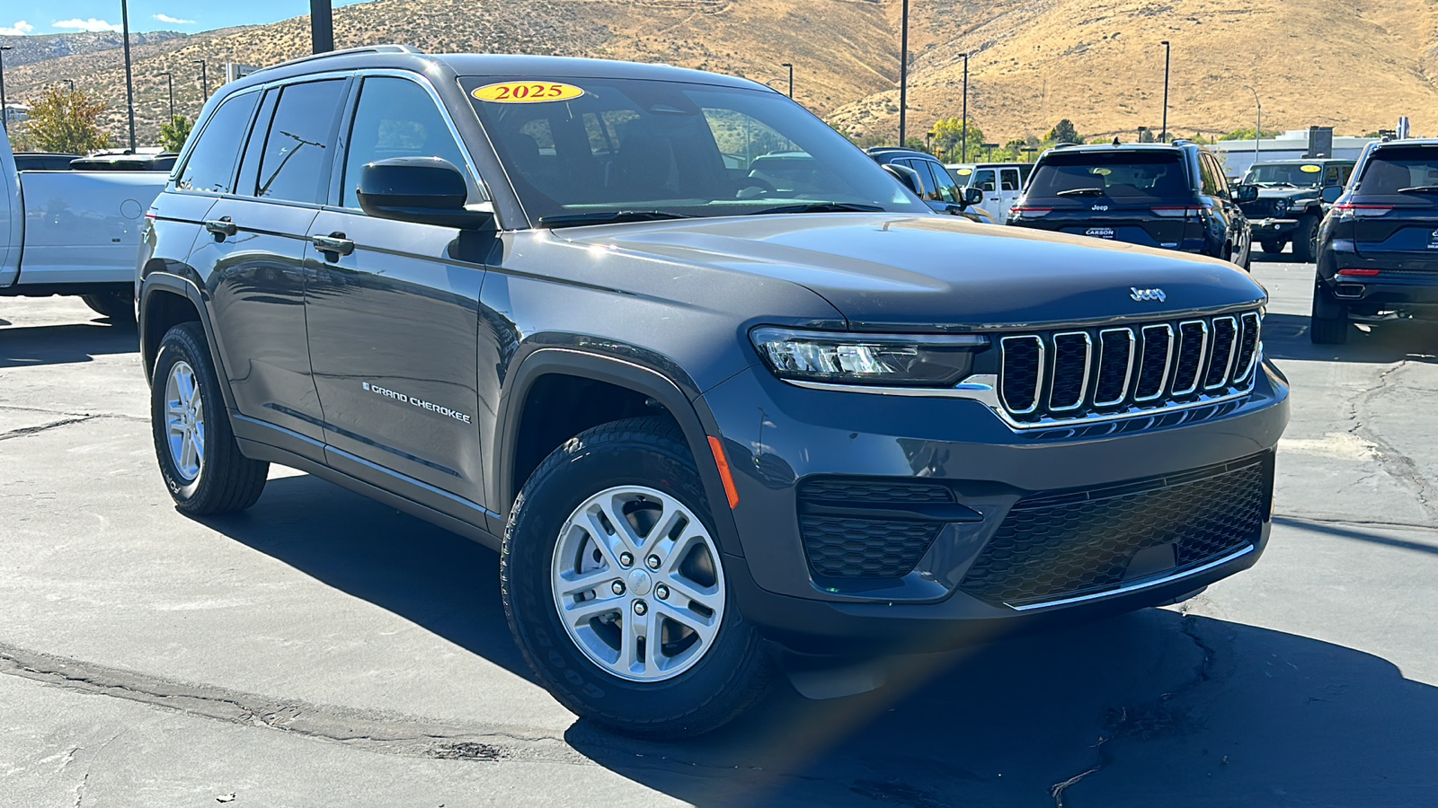 2025 Jeep Grand Cherokee LAREDO 4X4 1