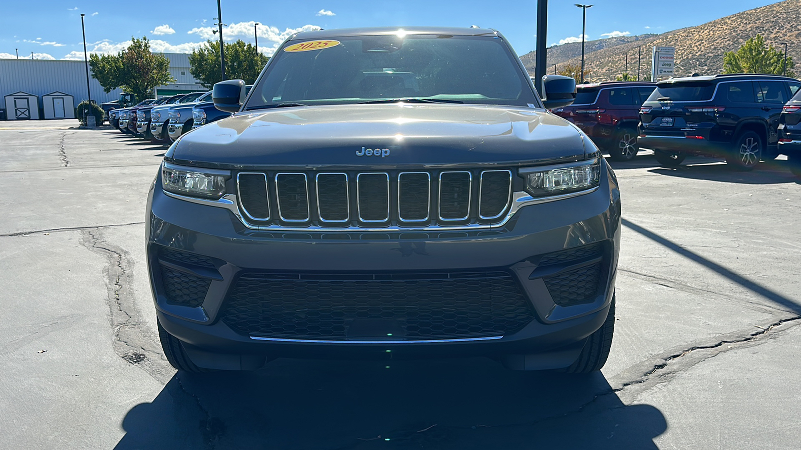 2025 Jeep Grand Cherokee LAREDO 4X4 8