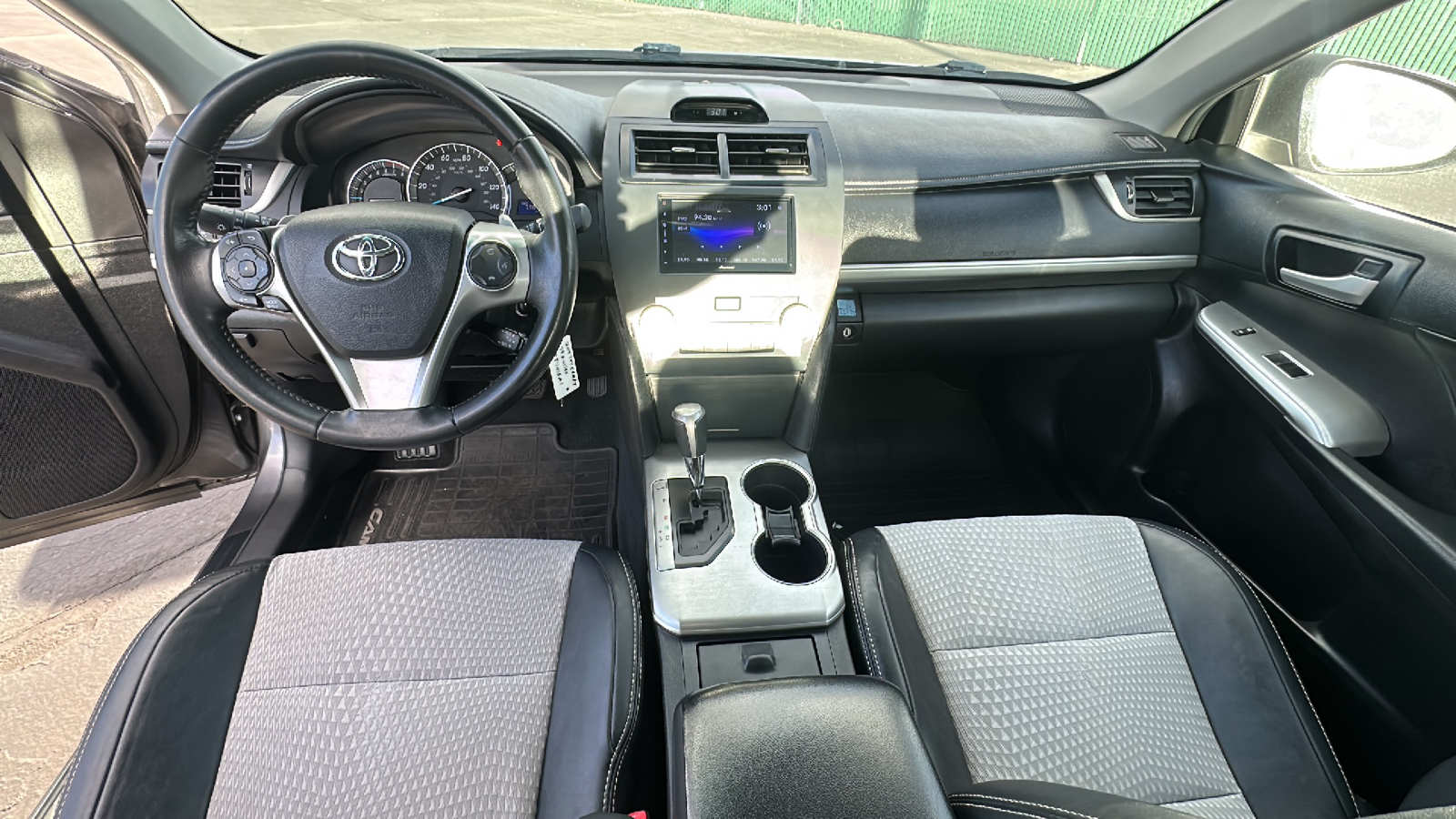 2014 Toyota Camry SE 21