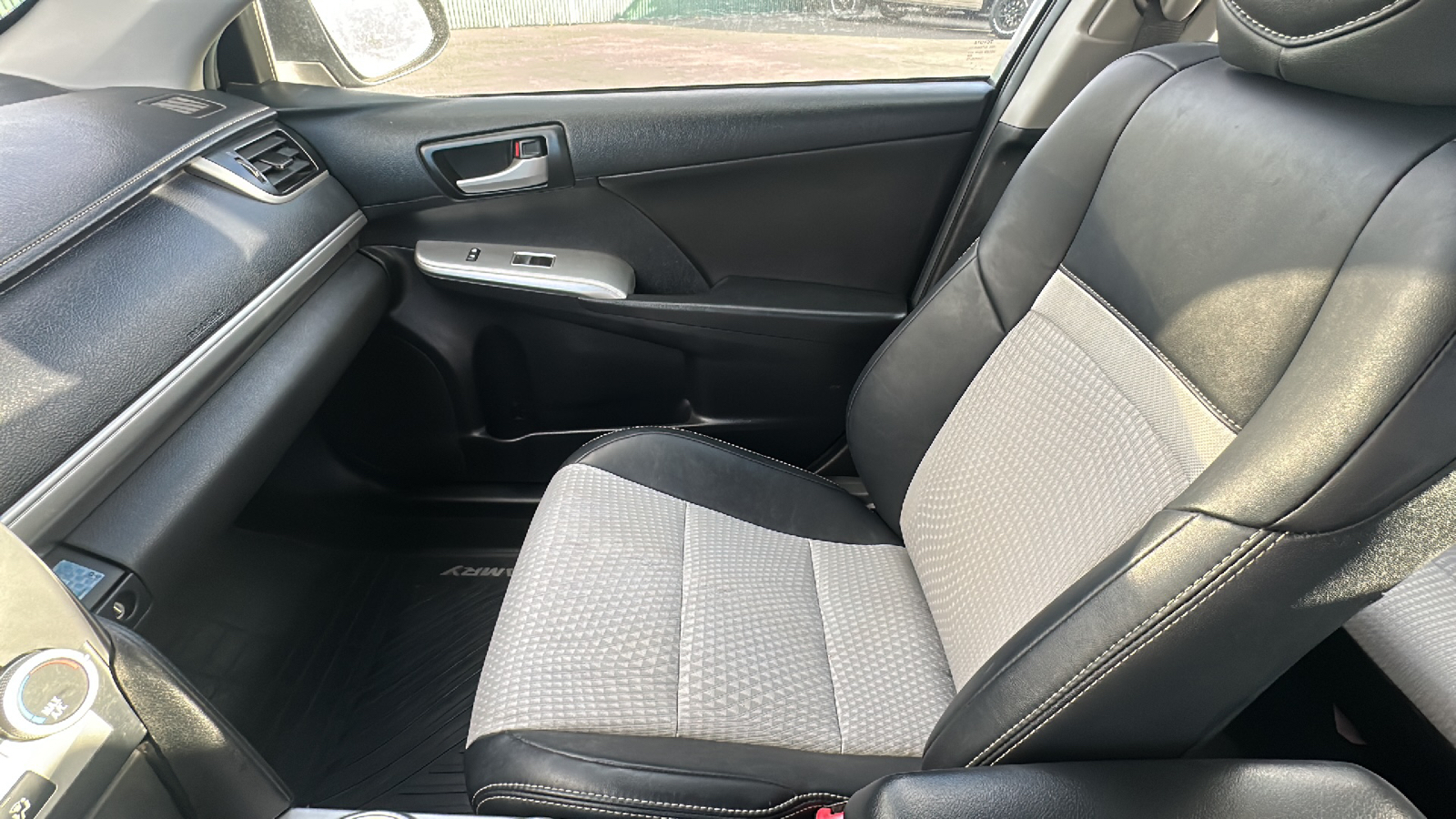 2014 Toyota Camry SE 28