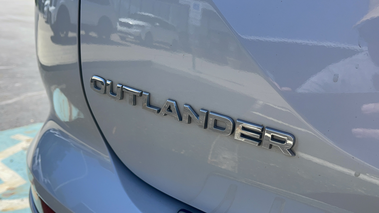 2022 Mitsubishi Outlander ES 7