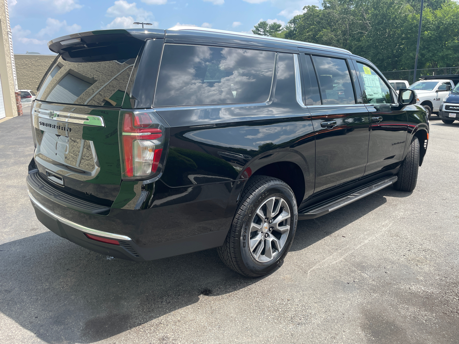 2024 Chevrolet Suburban LT 14