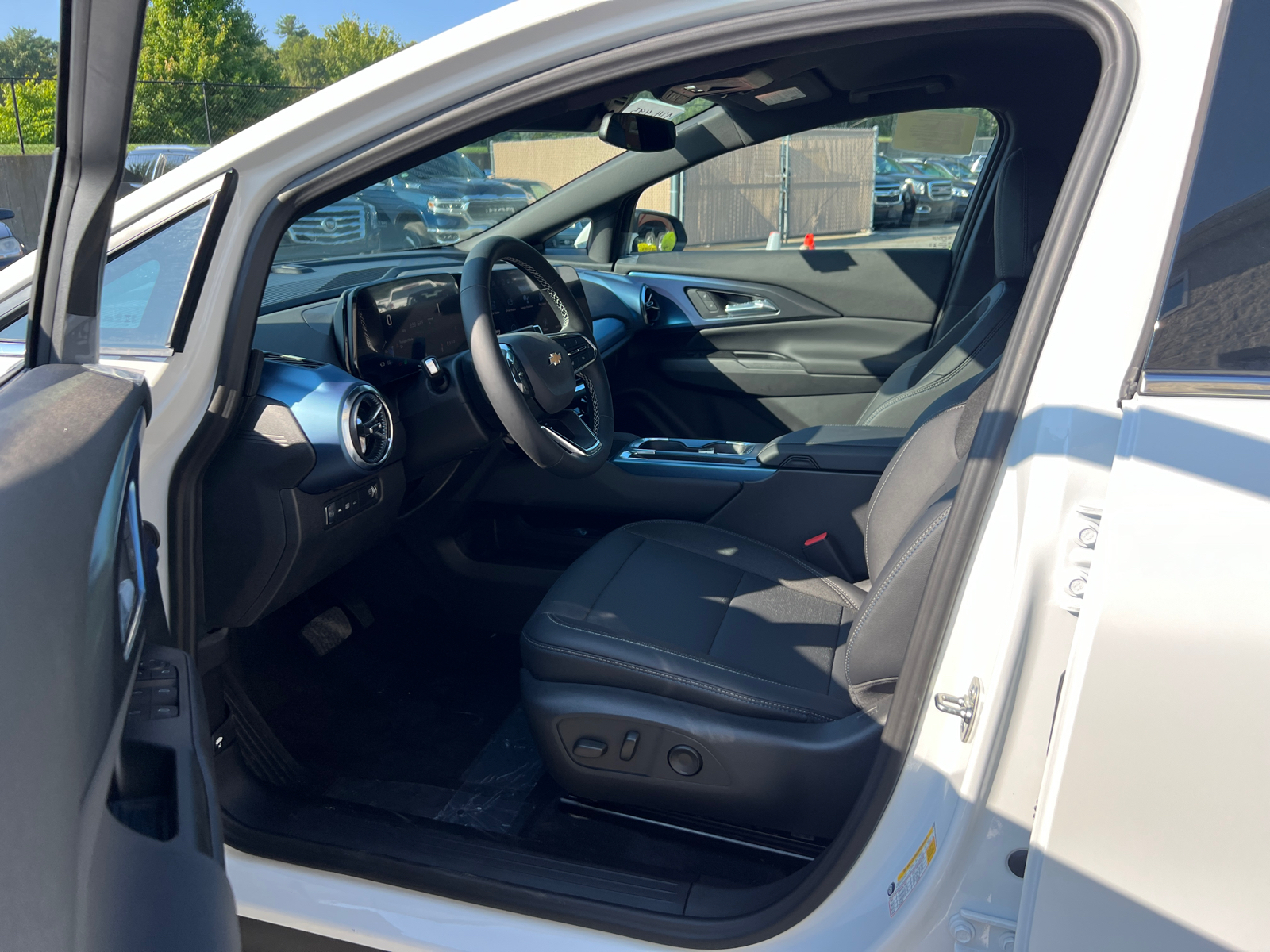 2024 Chevrolet Equinox EV LT 29