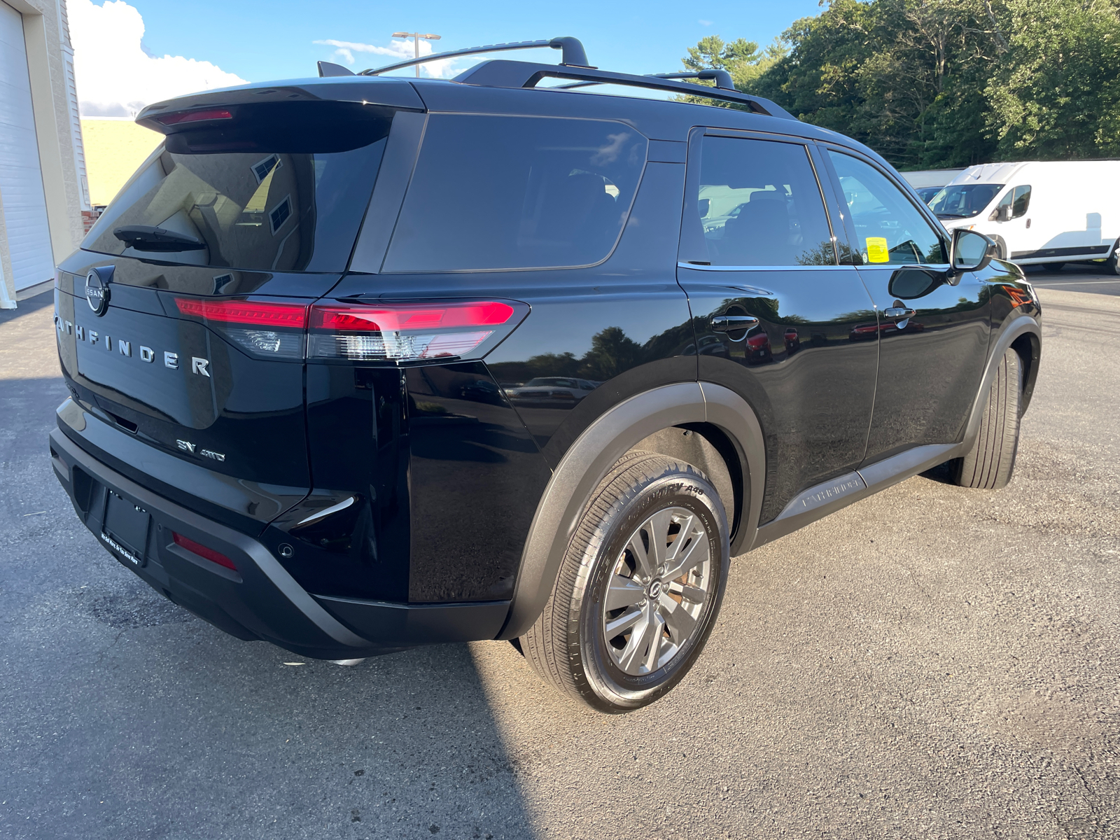 2023 Nissan Pathfinder SV 13