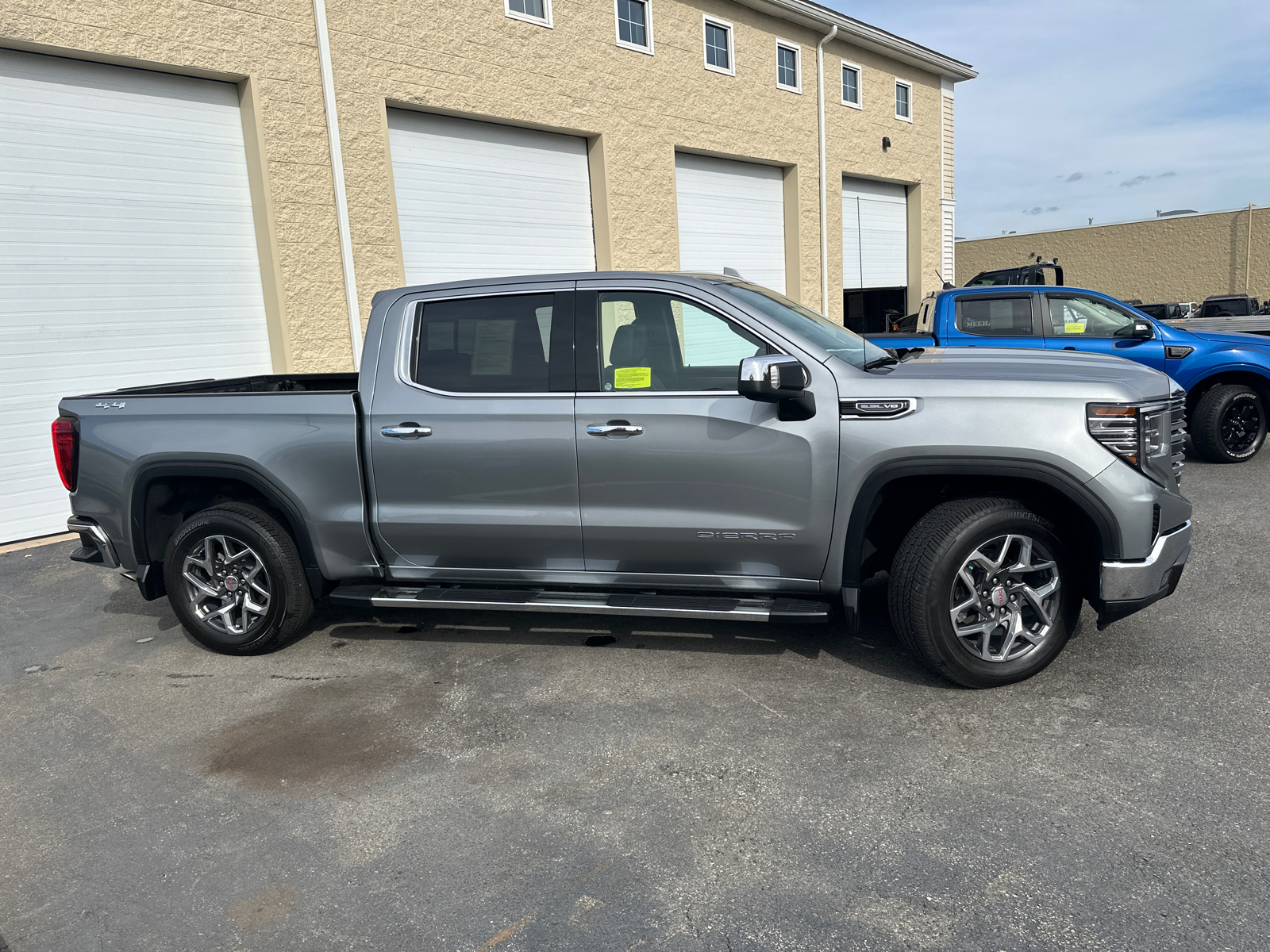 2023 GMC Sierra 1500 SLT 11