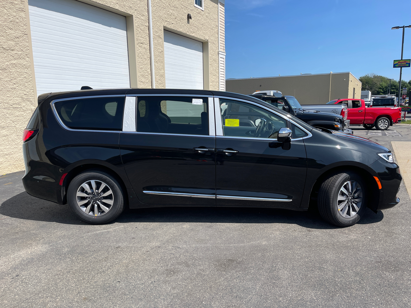 2023 Chrysler Pacifica Hybrid Limited 16