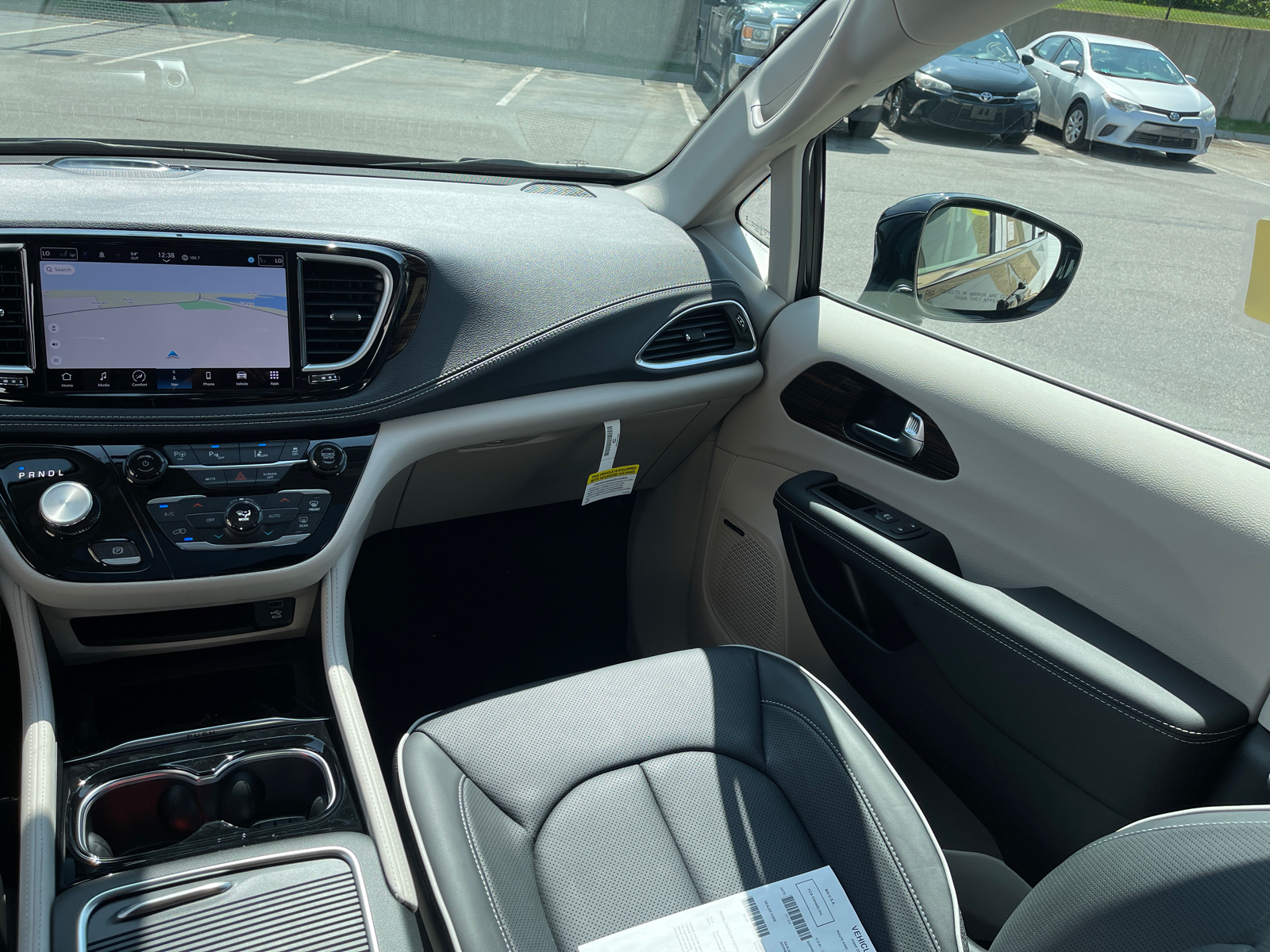 2023 Chrysler Pacifica Hybrid Limited 27