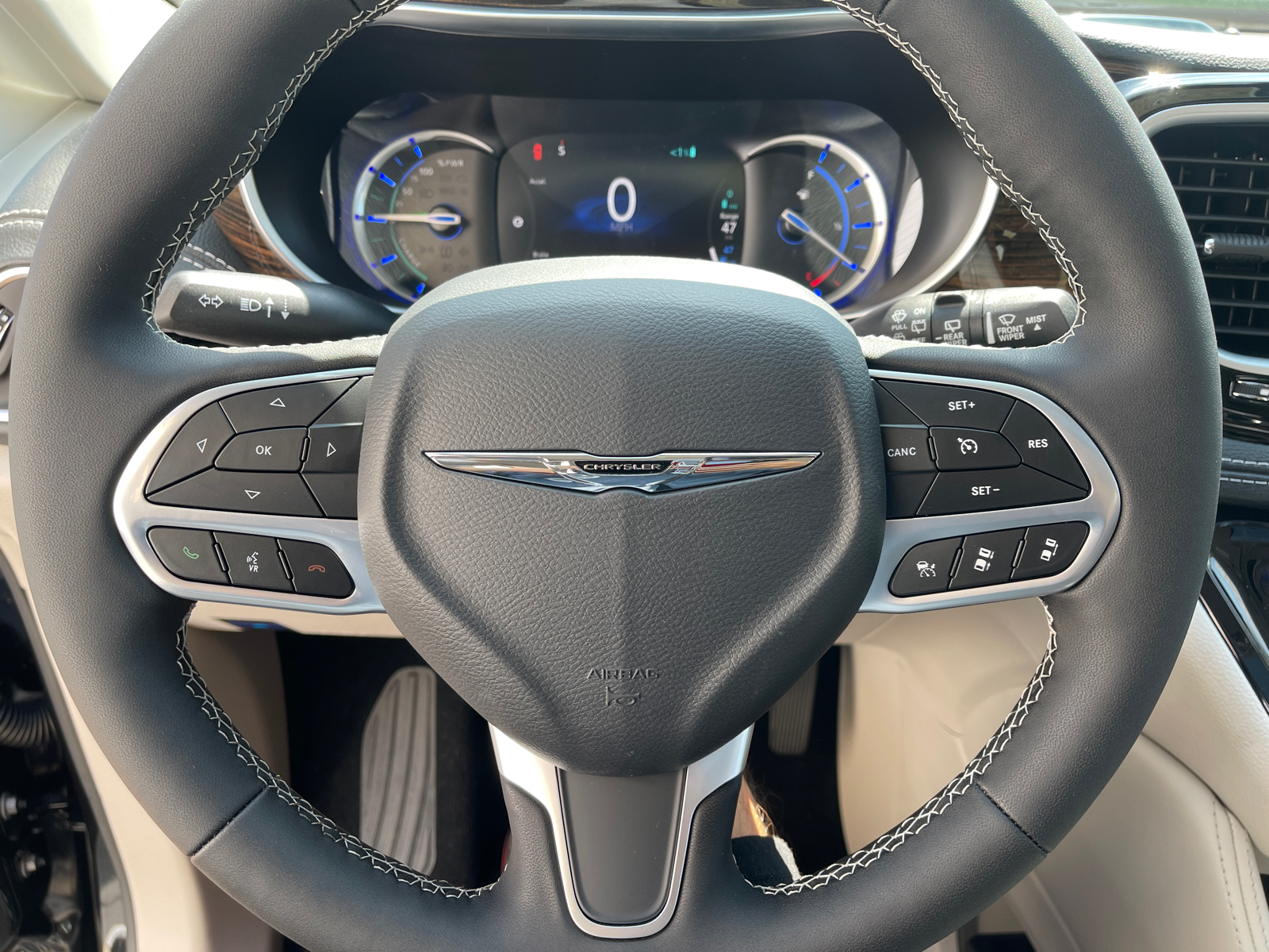 2023 Chrysler Pacifica Hybrid Limited 33