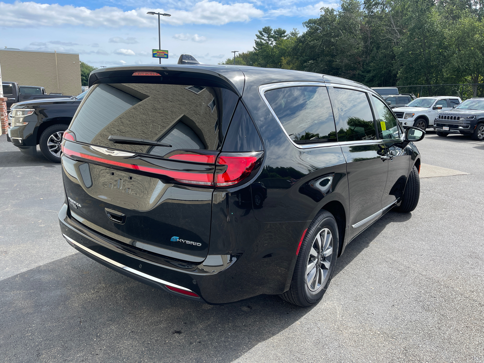 2023 Chrysler Pacifica Hybrid Limited 14