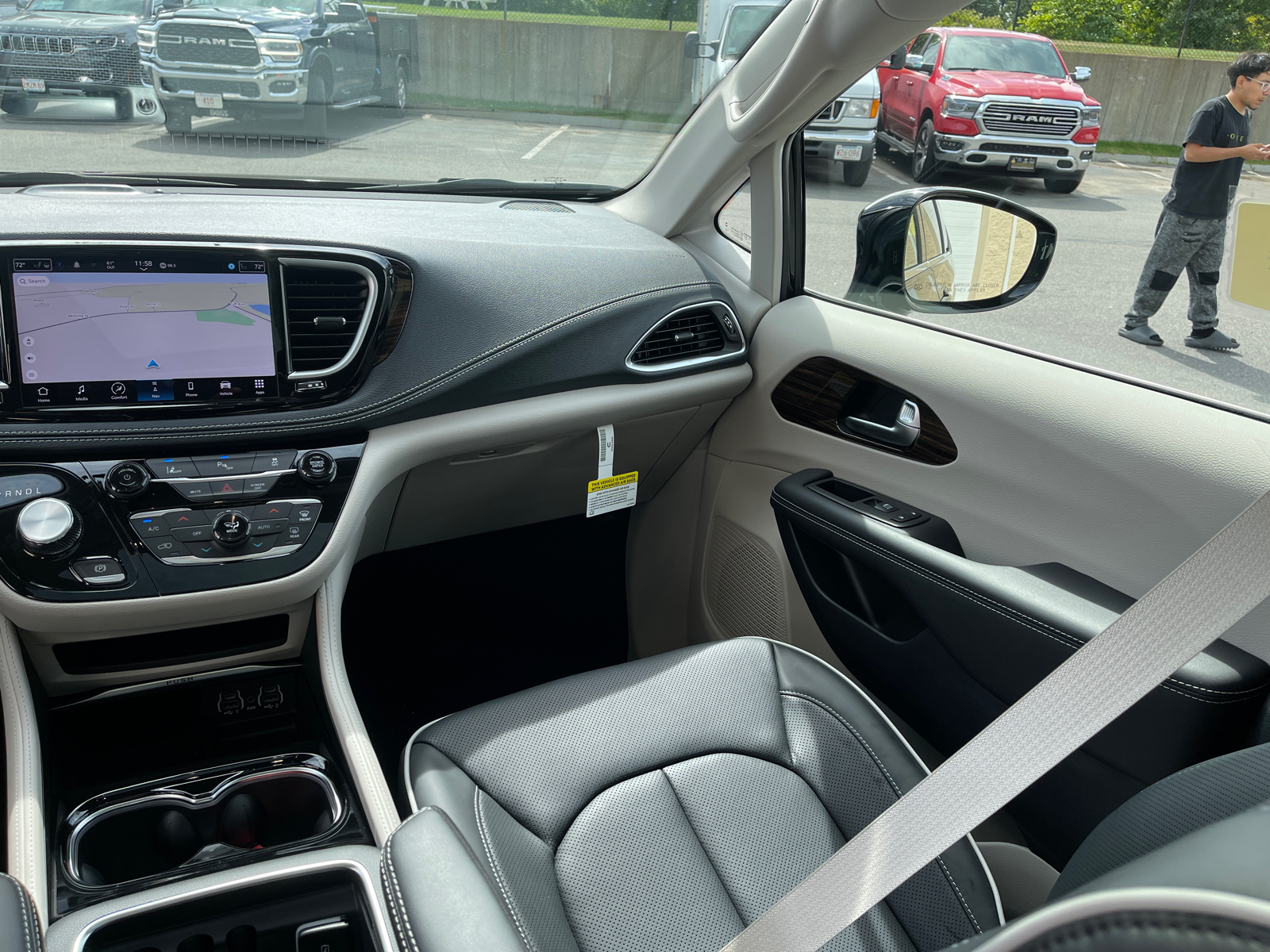 2023 Chrysler Pacifica Hybrid Limited 23