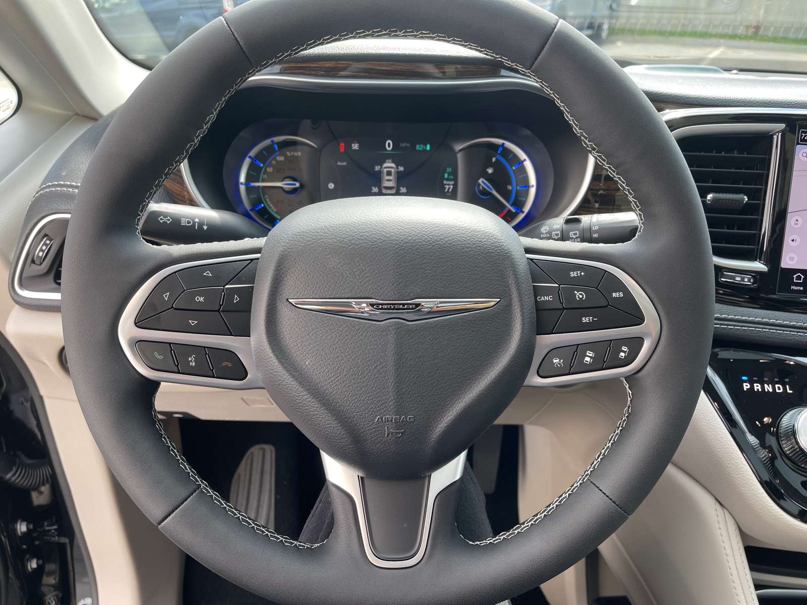 2023 Chrysler Pacifica Hybrid Limited 29