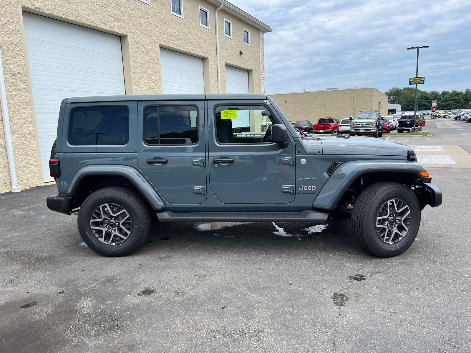 2024 Jeep Wrangler Sahara 12