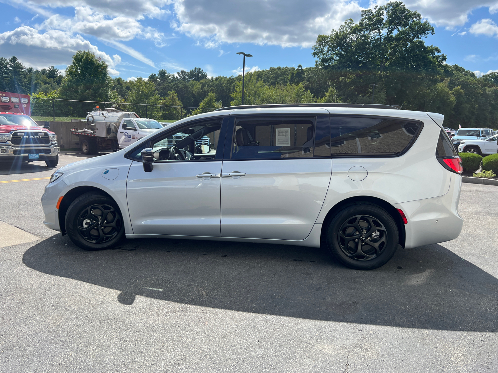 2024 Chrysler Pacifica Hybrid Select 5