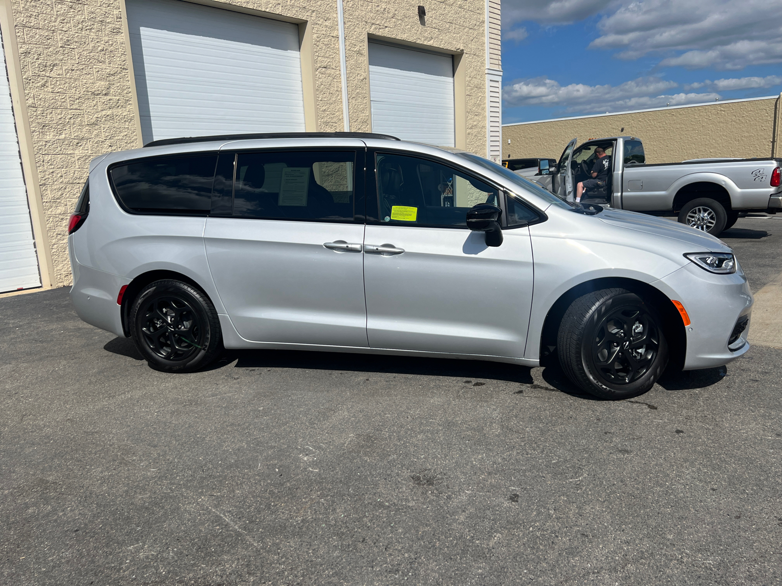 2024 Chrysler Pacifica Hybrid Select 11