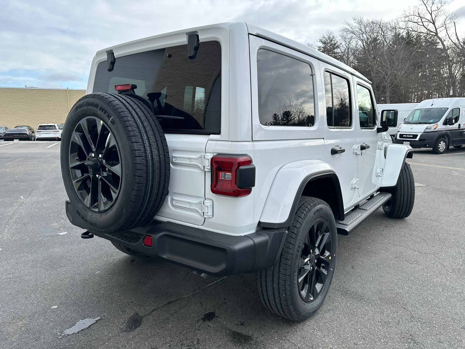 2025 Jeep Wrangler Sahara 4xe 10