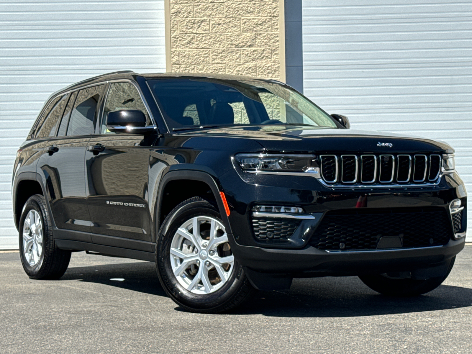 2023 Jeep Grand Cherokee Limited 1