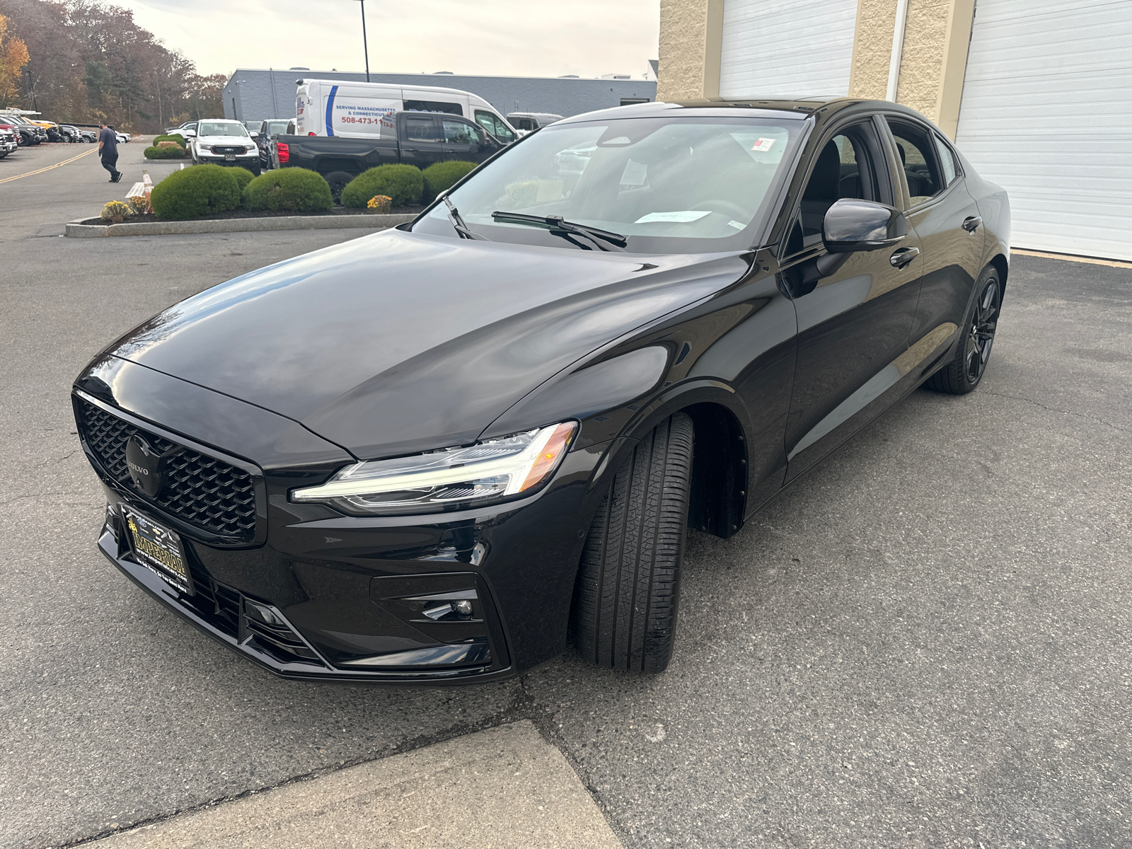 2024 Volvo S60 B5 Plus Black Edition 4