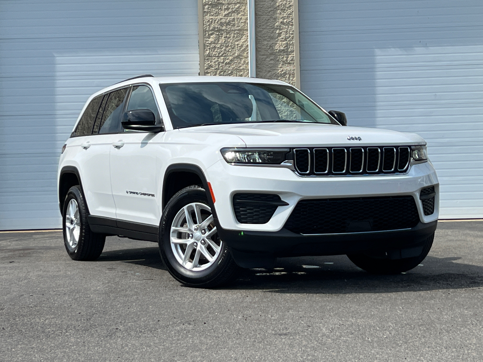 2023 Jeep Grand Cherokee Laredo 1