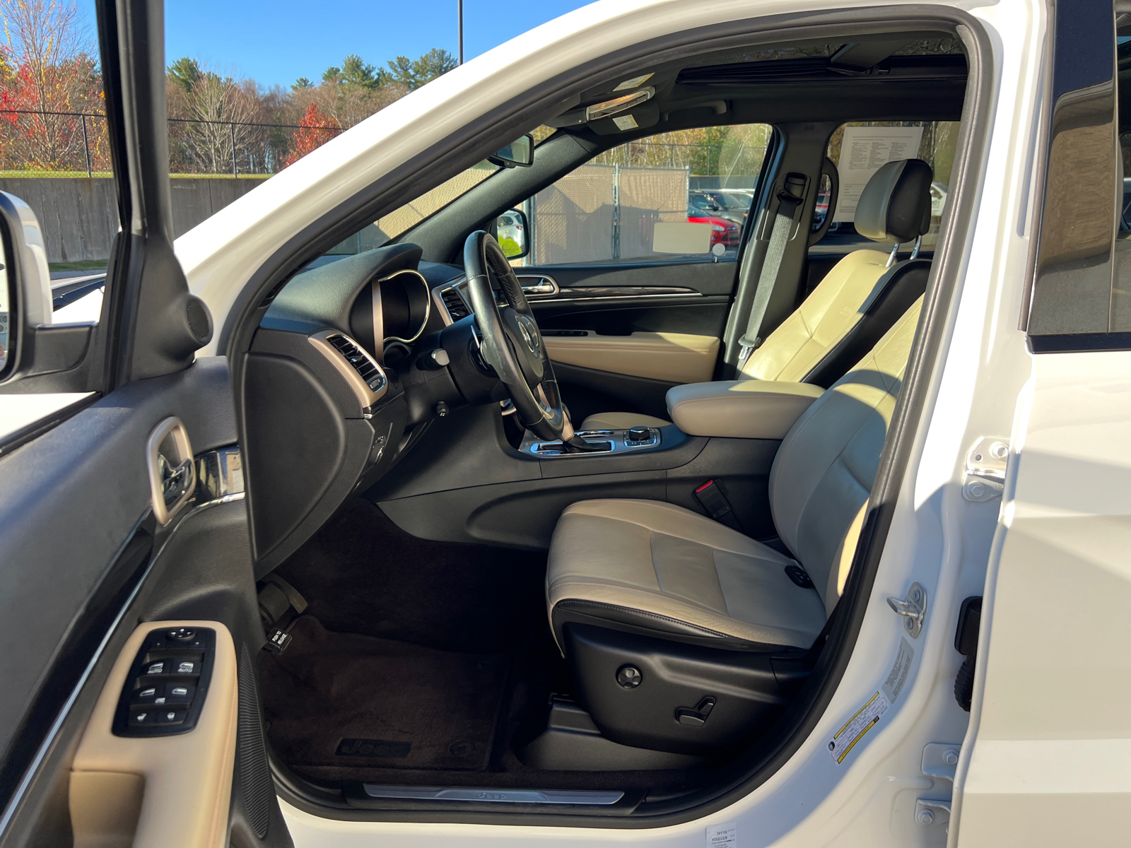 2016 Jeep Grand Cherokee Limited 32