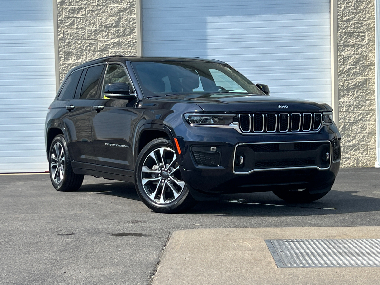 2023 Jeep Grand Cherokee Overland 1