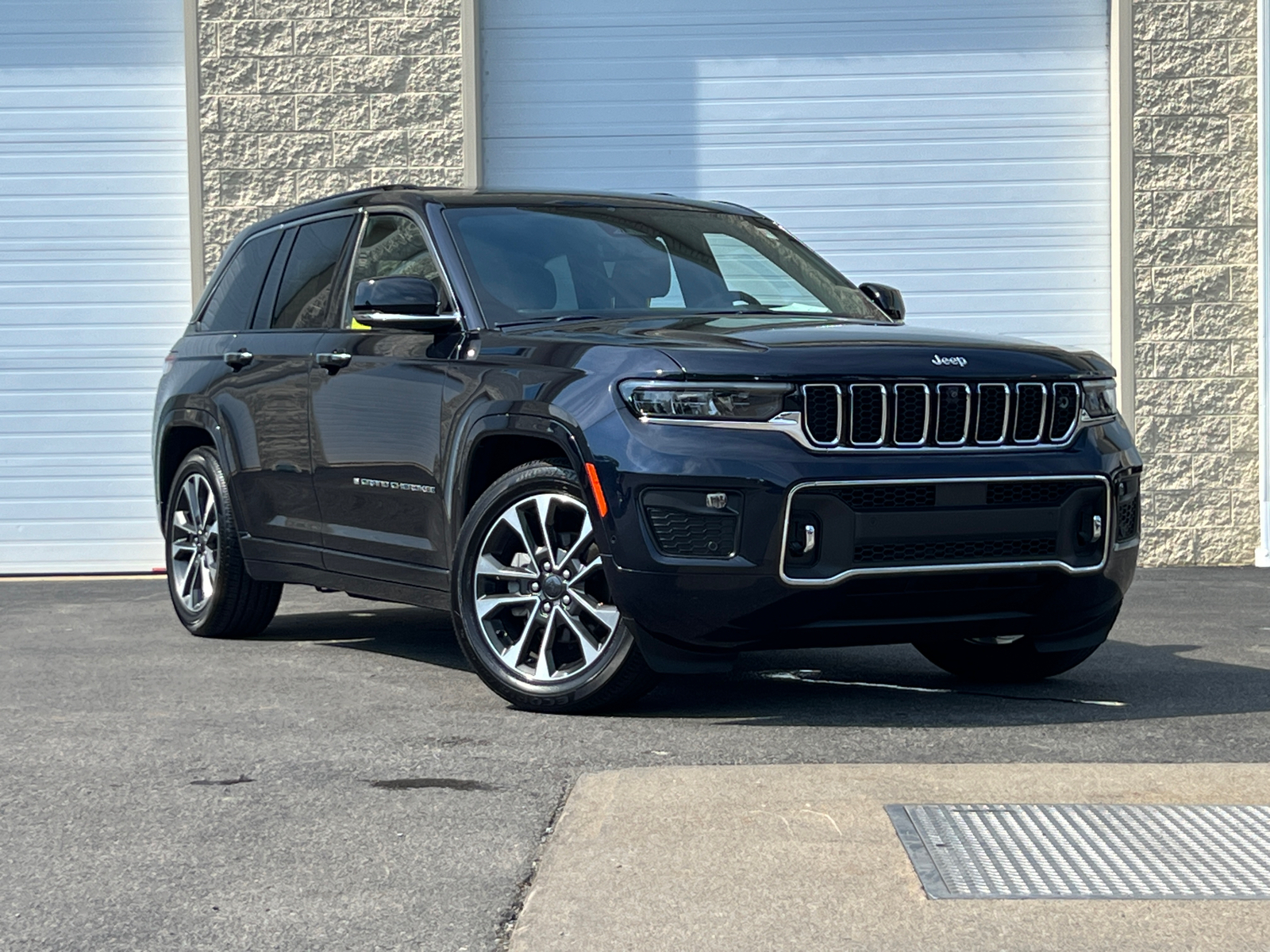 2023 Jeep Grand Cherokee Overland 2