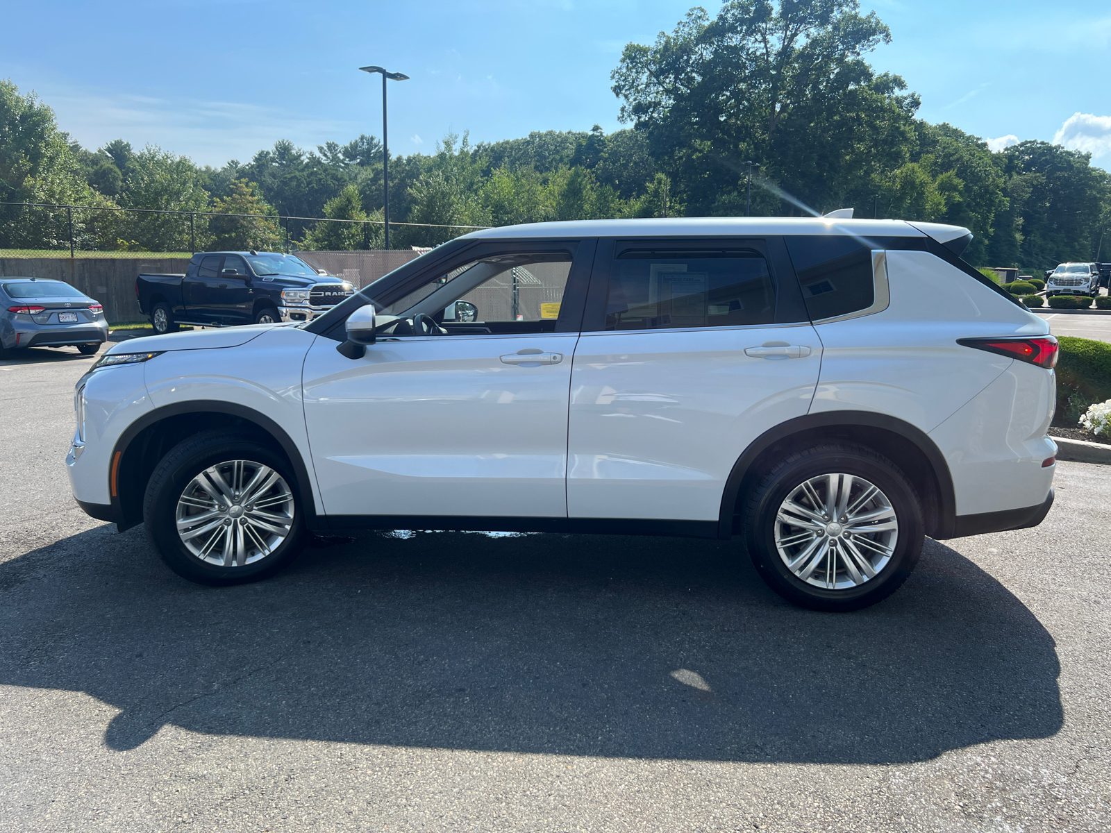 2022 Mitsubishi Outlander ES 5