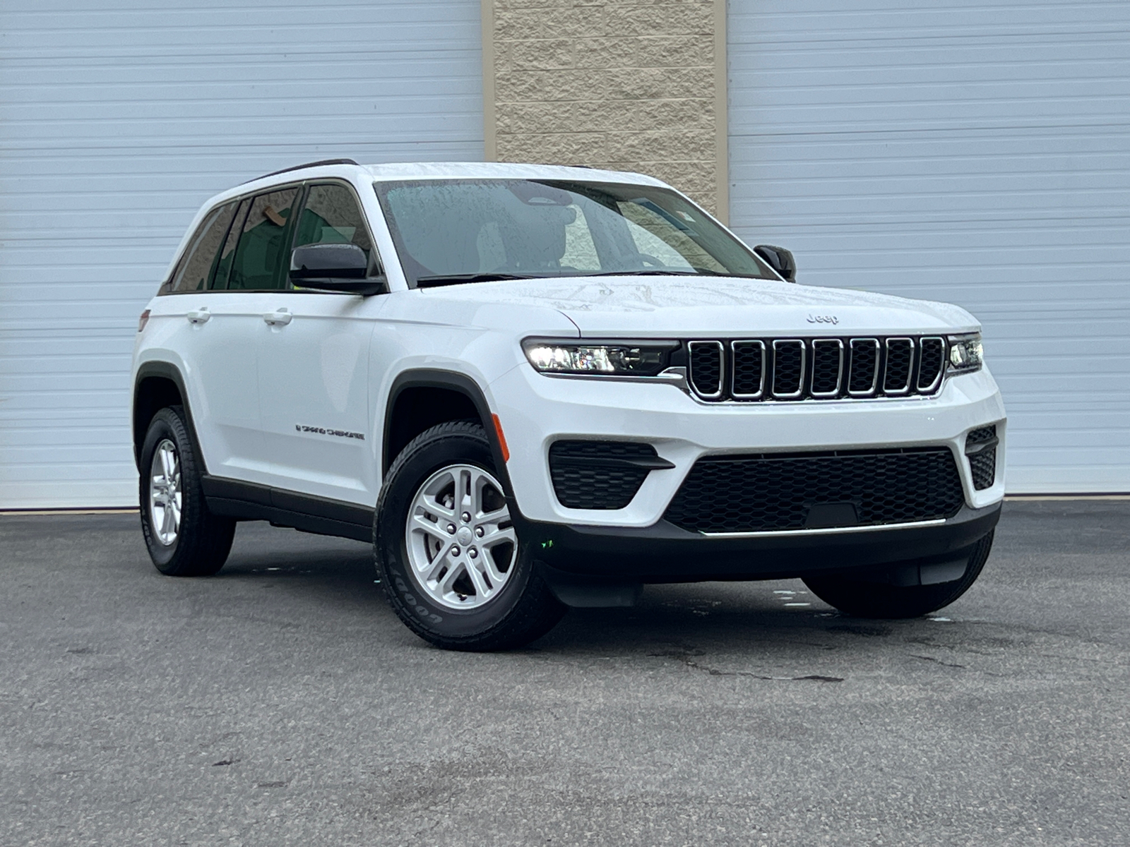 2023 Jeep Grand Cherokee Laredo 1